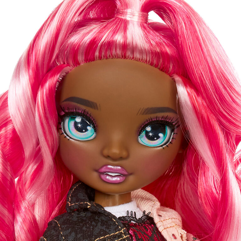 Rainbow High Daria Roselyn - Poupée-mannequin rose (rouge rosé) avec 2 tenues à agencer et associer et accessoires de poupée