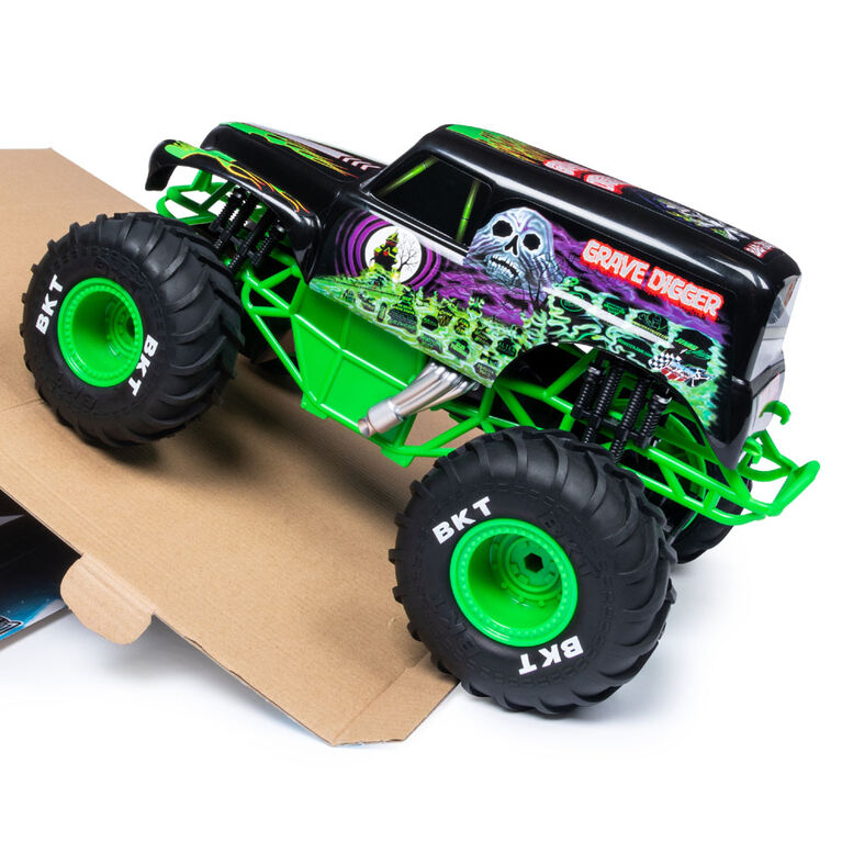 Monster Jam, Official Grave Digger Remote Control Truck 1:15 Scale, 2