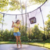 Trampoline Springfree, grand, 2,4 m x 4,0 m, forme ovale avec enceinte de sécurité.