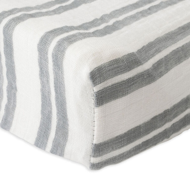 Housse de Matelas à Langer en Mousseline de Coton Red Rover - Grey Double Stripe - Notre exclusivité