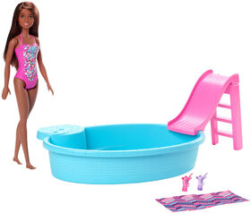 Poupée Barbie, brunette de 29,2 cm (11,5 po), et coffret de jeu Piscine avec glissade et accessoires