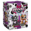 Present Pets, Chiot en peluche interactif Glitter avec plus de 100 effets sonores et actions (le style peut varier) - une par commande