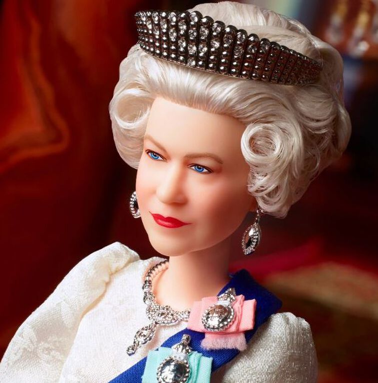 Barbie Signature Queen Elizabeth II Platinum Jubilee Doll, Gift for Collectors - English Edition