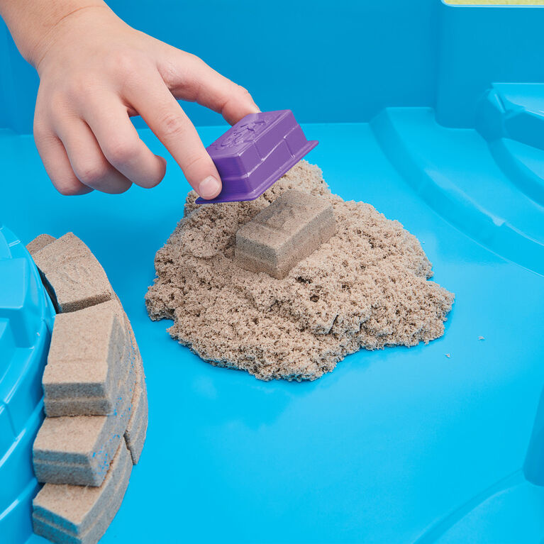 Kinetic Sand, Coffret Super bac à sable avec 4,5 kg de Kinetic Sand, Bac à sable portable avec 10 moules et outils, sable de jeu sensoriel pour les enfants à partir de 3 ans