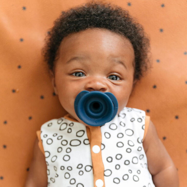 Doddle and Co - The Pop and Go - Silicone Pacifier - 2 Pack - Dove/Coal - 0 to 3 Months