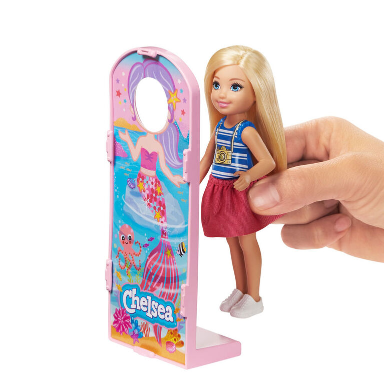 Coffret Barbie Club Chelsea spécial fête foraine avec poupée de 15 cm, tenue et accessoires, grande roue, auto-tamponneuses, chiot et plus encore