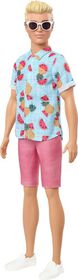 Poup&eacute;e Barbie Ken porte une chemise avec des fruits tropicaux et un short couleur corail