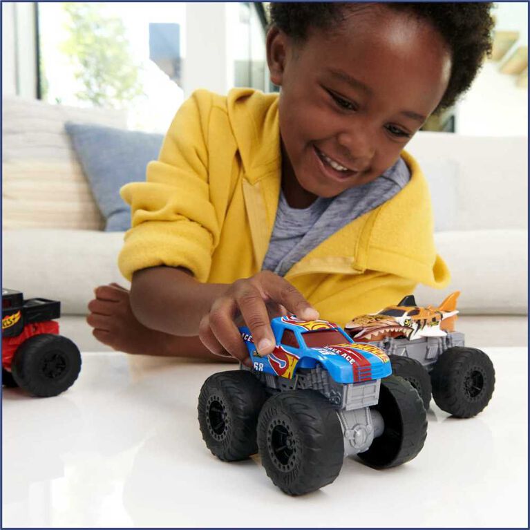 Hot Wheels Monster Trucks Roarin' Wreckers Tiger Shark