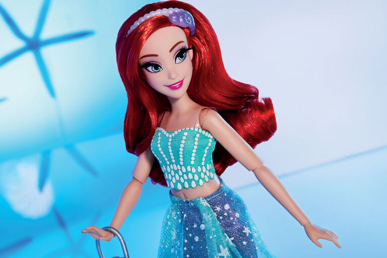 Disney Princess, série Style, poupée Ariel au style moderne avec sac à main et chaussures