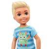 Poupée garçon Barbie Club Chelsea, vêtue d'un haut à graphique monstre et d'un short