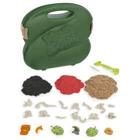 Kinetic Sand, Coffret Chercheur de dinosaures, 680 g de sable modelable (couleur plage marron, rouge et noir), boîte de rangement réutilisable, fossiles, 4 outils et moules, jouets sensoriels pour enfants à partir de 3 ans