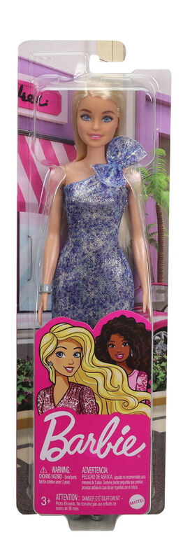 Poupée Barbie, vêtue d'une robe bleue étincelante, de chaussures argentées et d'un bracelet argenté