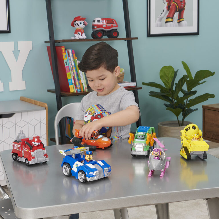 PAW Patrol, Chase's Deluxe Movie Transforming Toy Car with Collectible Action Figure