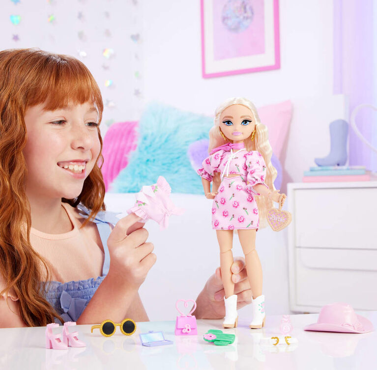 Barbie Dream Besties Festival Looks Set with Barbie "Malibu" Doll with Removable Fashions & Accessories