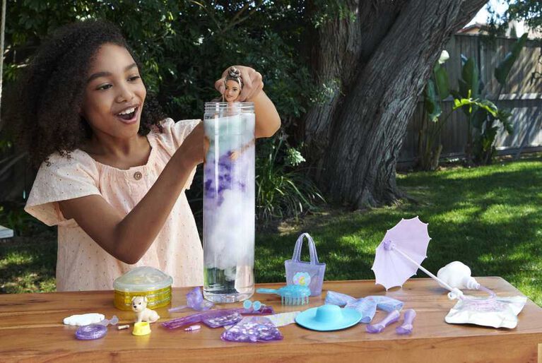 Poupée et accessoires ​Sunshine and Sprinkles Barbie Color Reveal, incluant parapluie à fonction d'eau et changement de couleur, thème de soleil et de nuages