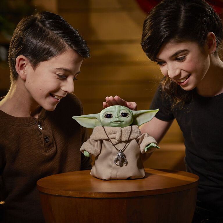 Star Wars L Enfant Edition Animatronique Aka Baby Yoda Toys R Us Canada