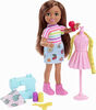 Barbie - Coffret de jeu Chelsea avec poupée Chelsea Dessinatrice de mode brunette et accessoires