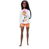 Poupée ​​Barbie Surfeuse des Jeux olympiques de Tokyo 2020 vêtue d'une tenue de surf, avec veste Tokyo 2020, médaille et planche de surf avec ailerons Tokyo 2020