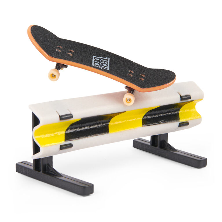 Tech Deck, Toy Machine Skateboards Versus Series, Collectible Fingerboard 2-Pack and Obstacle Set