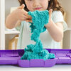 Kinetic Sand, Castle Case avec 453 g de sable à modeler bleu sarcelle, bac de jeu multi-usage et conteneur de rangement, jouets sensoriels