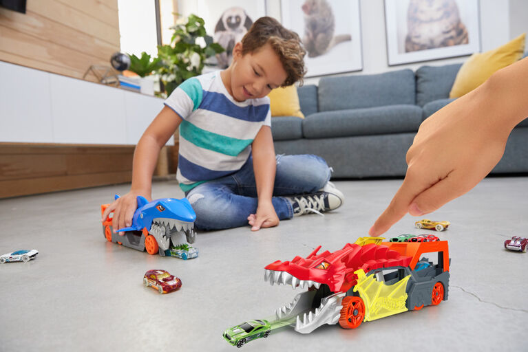 Hot Wheels City Battling Creature Transports Vehicle & 10 Die-Cast Toy Cars