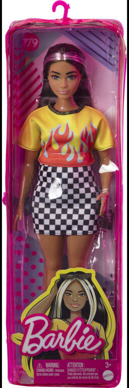 Poupée Barbie Fashionistas179, Crop Top à Flammes, Jupe à Carreaux, Baskets et Lunettes de Soleil