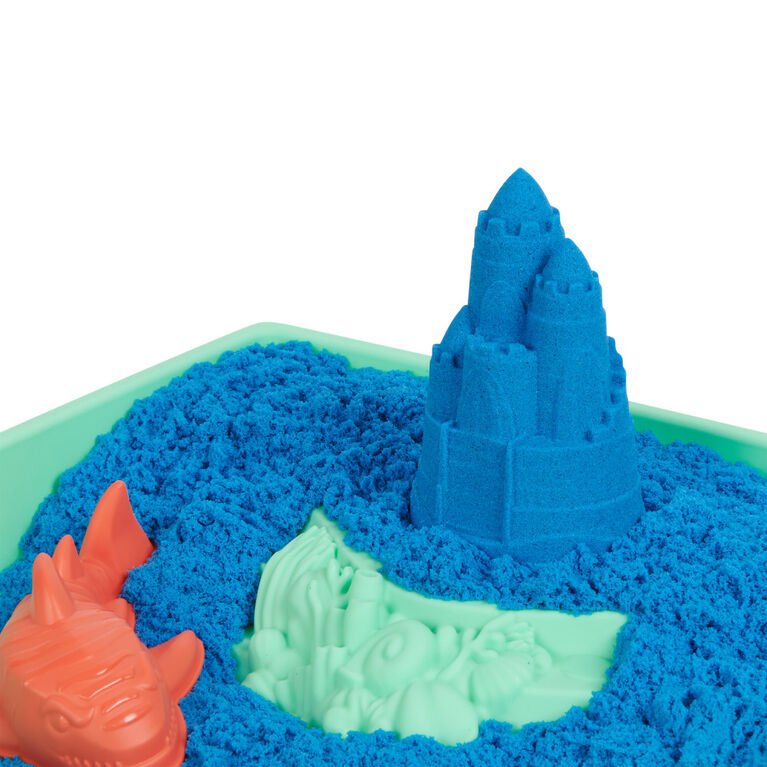 Kinetic Sand Sandbox Set, 1lb Play Sand, Sandbox Storage, 4 Molds and Tools, Sensory Toys (Styles May Vary)