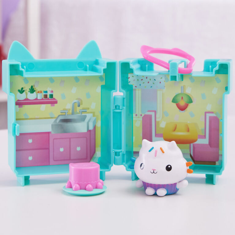 Gabby's Dollhouse, Mini Clip-On Playset with Cakey Cat Toy Figure and Dollhouse Accessories