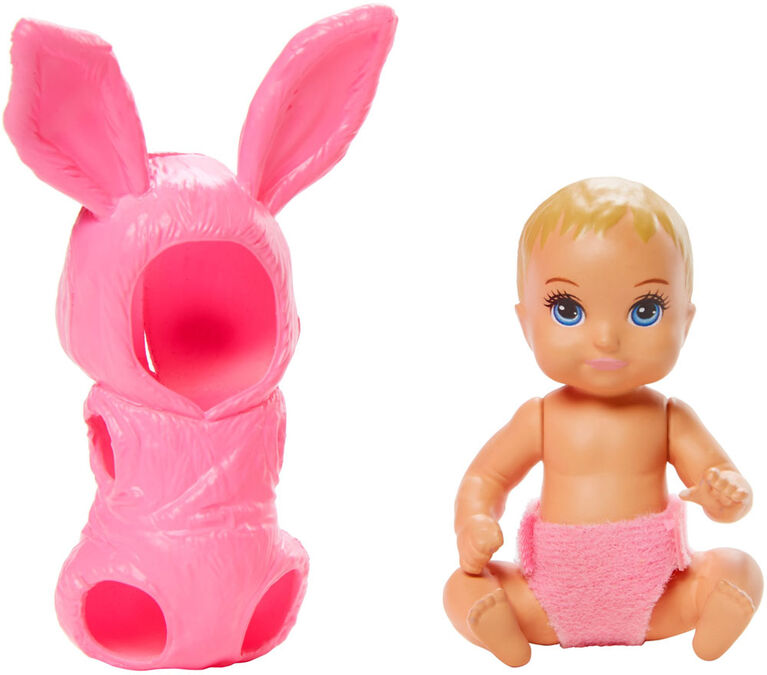 Poupée bébé ​Skipper Babysitters Inc. Barbie avec costume-barboteuse de  lapin rose et couche amovibles