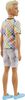 Poupée Barbie Ken porte un t-shirt à carreaux de style surfeur et un short en jean gris délavé