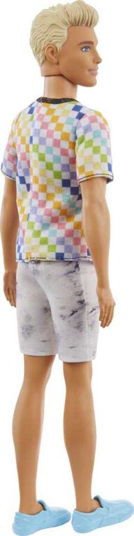 Poupée Barbie Ken porte un t-shirt à carreaux de style surfeur et un short en jean gris délavé