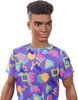 Poup&eacute;e Barbie Ken porte un haut et un short violets assortis