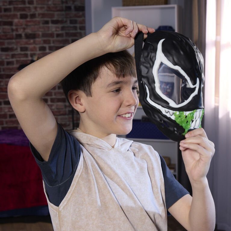 Marvel Spider-Man VenomVersus Venom Glow-In-The-Dark Mask, Super Hero Toys - English Version Marvel Spider-Man VenomVersus Venom Glow-In-The-Dark Mask, Super Hero Toys - English Version