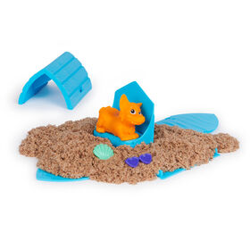 Kinetic Sand, Doggie Dig avec outil multi-usage surprise en forme de chien, 170 g de sable de plage et rangement de sable à modeler (plusieurs modèles disponibles.), jouets sensoriels