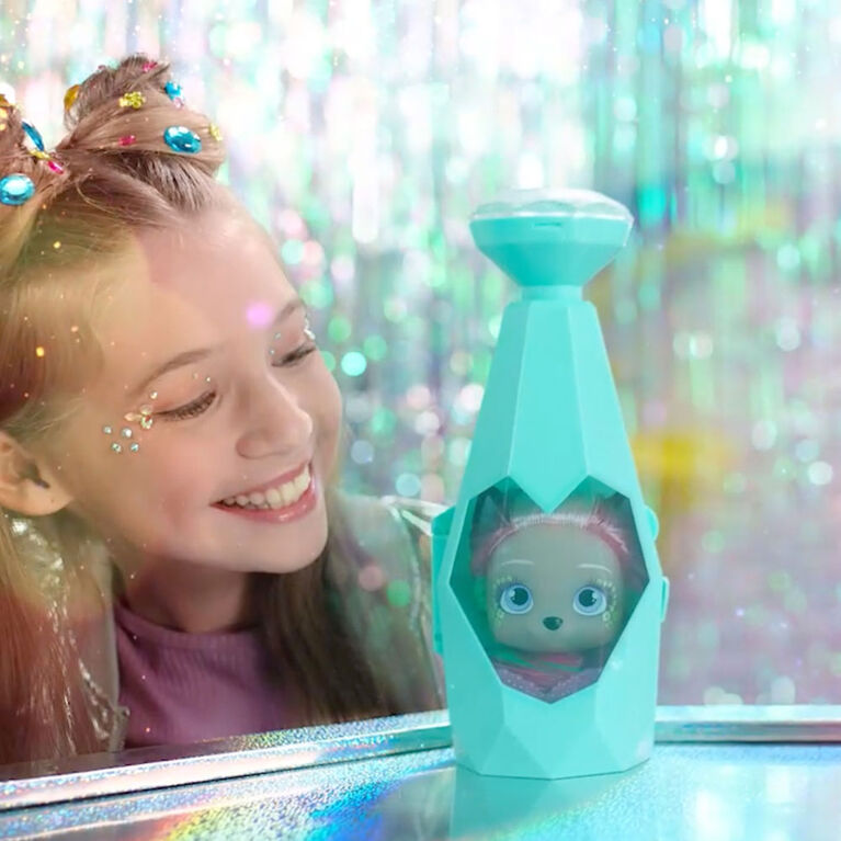 VIP Pets - Série Glam Gems - Comprend 1 poupée VIP Pets, 9 surprises, 6 accessoires pour la coiffure | Filles et garçons et à partir de 3 ans