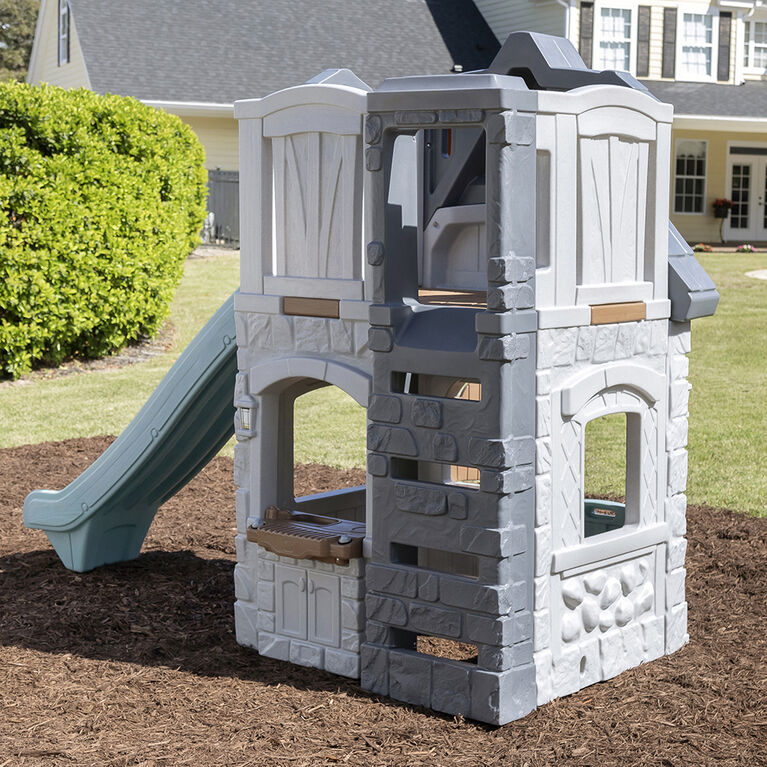 Maisonnette à deux étages et glissoire Enchanting Adventures 2-Story Playhouse and Slide de Step2 - Gris