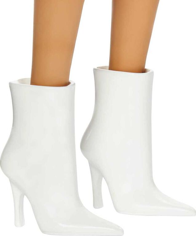 Poupée ​Barbie Fashionistas 150 chauve, vêtue d'une robe rose florale, de bottillons blancs et de boucles d'oreilles