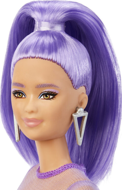 Poupée Barbie Fashionistas n°178, Robe Violette Irisée avec Manches et Haut du Buste Transparents, Baskets Violettes