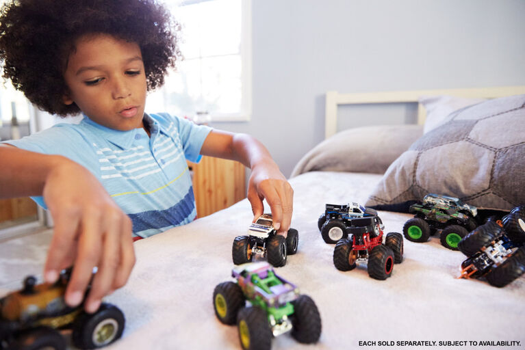 Assortiment de camions monstres ​en métal moulé sous pression Monster Trucks Hot Wheels à l'échelle 1:64 avec roues géantes  Les styles peuvent varier