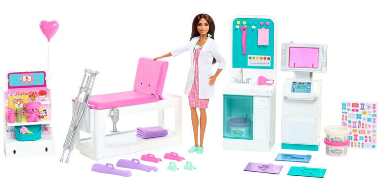 Barbie Fast Cast Clinic Playset with Brunette Barbie Doctor Doll, 4 Play Areas, 30+ Play Pieces