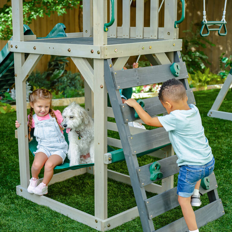 KidKraft Ensemble de balançoires en bois La tour du parc comprenant une glissoire, une cage à grimper et trois balançoires