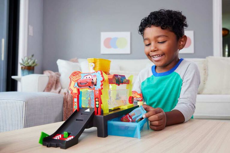 Disney and Pixar Cars Color Changers Race Ready Car Wash Playset & Color Changing Lightning McQueen