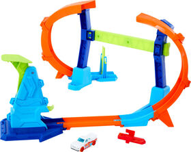 Hot Wheels Stunt Tracks Corkscrew Jump Champion Track Set & 1:64 Scale Toy Car, Speed Snap Track