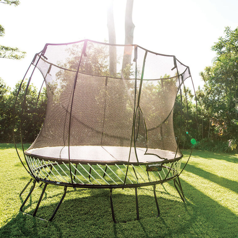 Trampoline Springfree, moyen, 3 m, forme ronde avec enceinte de sécurité.