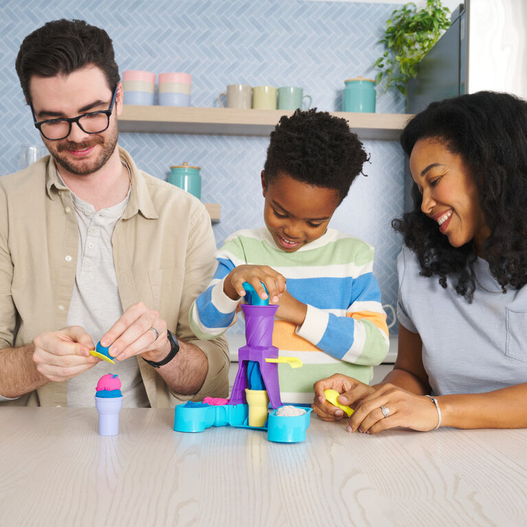 Kinetic Sand, Soft Serve Station with 14oz of Play Sand (Blue, Pink and White), 2 Ice Cream Cones and 2 Tools, Sensory Toys