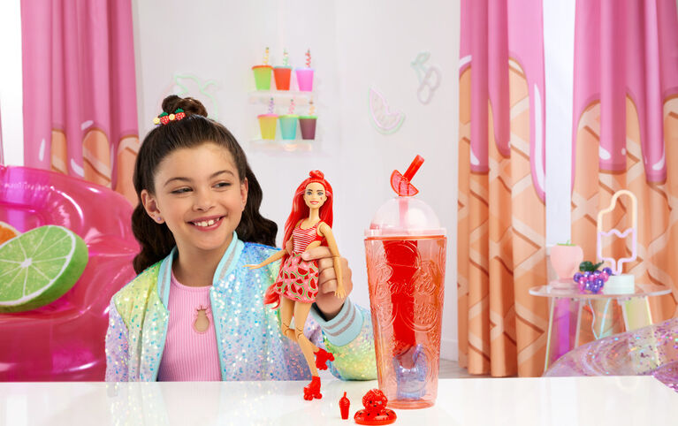Barbie Pop Reveal Poupée de la série Fruit, thème cocktail à la pastèque avec 8 surprises dont 1 animal de compagnie et des accessoires, slime, parfum et changement de couleur