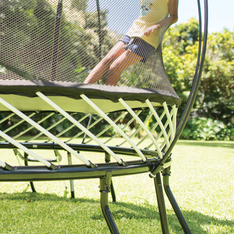 Trampoline Springfree, moyen, 3 m, forme ronde avec enceinte de sécurité.