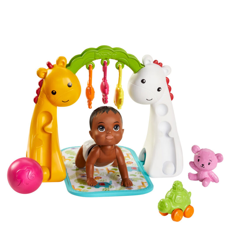 Coffret Barbie Skipper Baby-Sitter Spécial Jeu à Quatre Pattes avec Poupée Bébé qui Bouge la Tête et les Fesses, Portique d'Activités, Couverture et 6 Accessoires Jouets