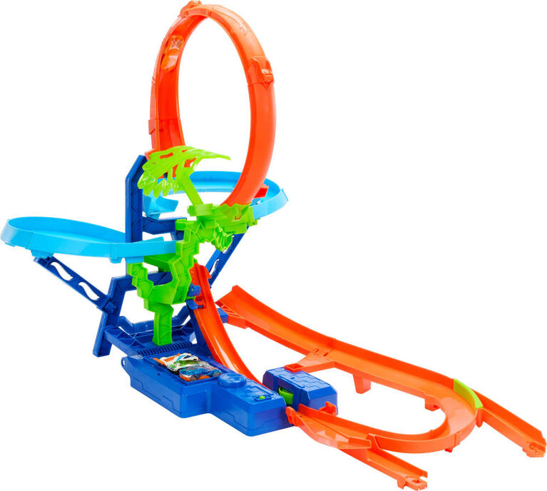 Hot Wheels Stunt Tracks Mid-Air Crash Playset with 1:64 Scale Die-Cast Toy Car & Motorized Booster