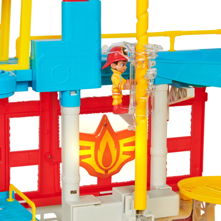Disney Junior Firebuds, Coffret QG avec effets sonores et lumineux, camion de pompier, figurine articulée et lance-véhicule